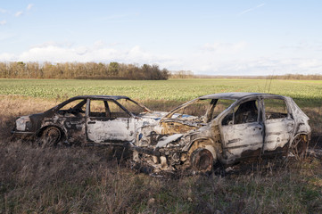Voitures incendi&eacute;es en campagne