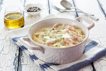 Pasta with salmon and spinach sauce