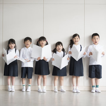 合唱をする小学生