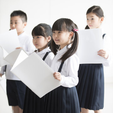 合唱をする小学生