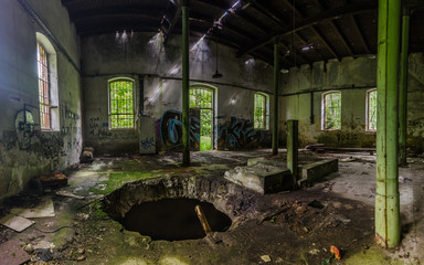 loch in decke von fabrik panorama