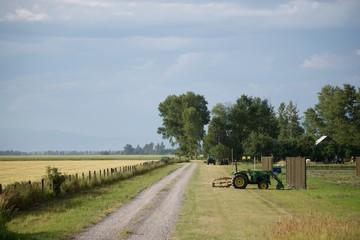 Fototapeta premium FARM LAND PERSPECTIVE