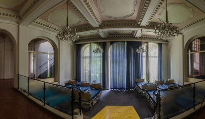 saal in einem verlassenen krankenhaus panorama
