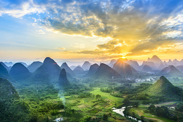 Paysage des montagnes de Guilin, de la rivière Li et du Karst. Situé près de Yangshuo, Guilin, Guangxi, Chine.