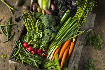 Rolgordijnen Raw Organic Spring Farmers Market Box © Brent Hofacker