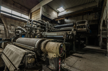 Fototapeta na wymiar maschine in einer papierfabrik