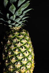 Ananas Nahaufnahme vor schwarzem Hintergrund 