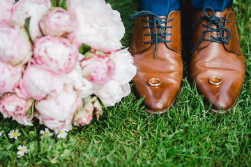 wedding flowers bride bouquet rings