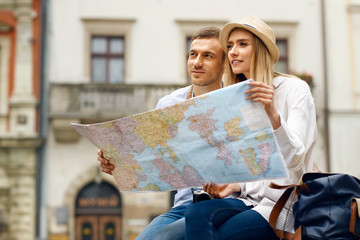 Tourist Man And Woman With Map On City Street.