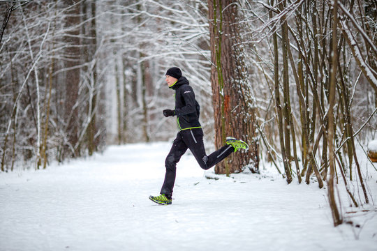 Photo from side of athlete on run in winter
