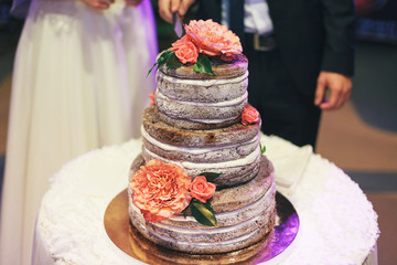 Obraz na płótnie Canvas White wedding cake with flowers and blueberries 