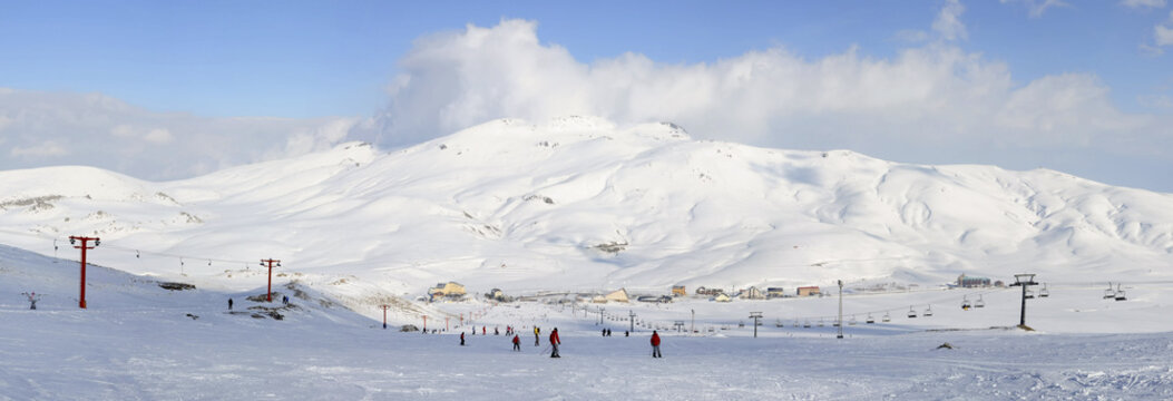 Kayak yapan insanlar ve panoramik dağ manzarası. Kayseri Erciyes.