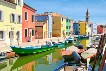 Fototapeta na wymiar Colorful houses and canals on the island of Burano near Venice