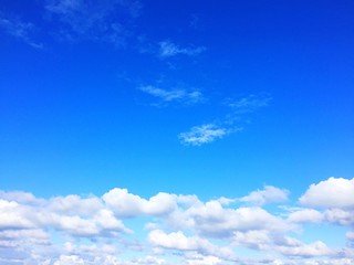 cielo azzurro con le nuvole
