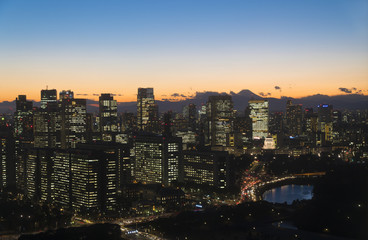 Fototapeta premium 東京風景 マジックアワー 富士山と都心のビル群