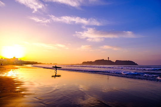 冬の江の島サンライズと湘南サーファー