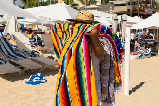 El hombre enseña su mantel en la playa Los Medanos en los Cabos.