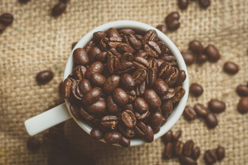 Kaffeebohnen in Tasse