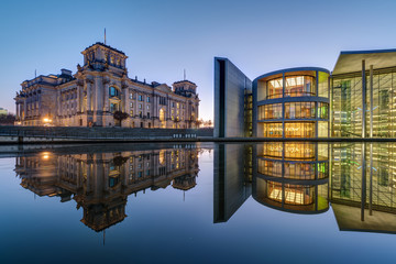 Obraz premium Słynny Reichtsag i Paul-Loebe-Haus nad Szprewą w Berlinie o świcie