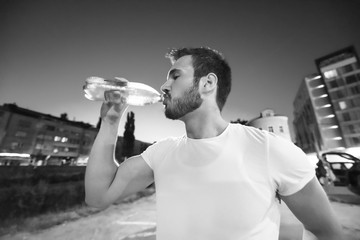 Fototapeta na wymiar man drinking water after running session