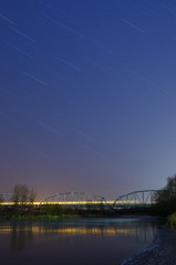 Ruch... / nocny pociąg przejeżdżający przez most na rzece Pilica w mieście  Warka, styczeń 2018 © Rafał Okraj