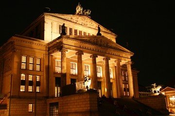 Fototapeta na wymiar Concert house in Gendarmenmarkt square at night