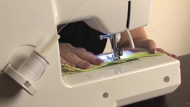 Sewing lowers the needle and works on the sewing machine 3