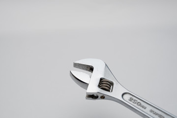 Obraz premium モンキーレンチでボルトを締めつけているシーン / DIYのイメージ