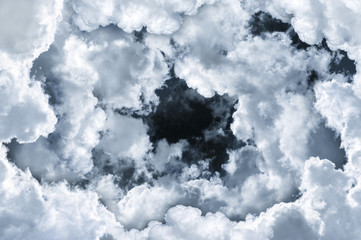 Fototapety  koło białe chmury warstwa jako ramka z czarnym tłem nieba
