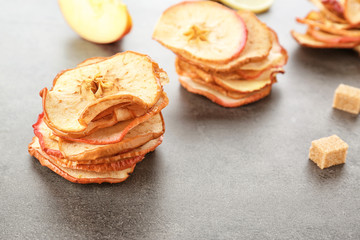 Obraz na płótnie Canvas Tasty apple chips on grey background