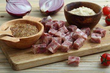 soppressata a cubetti con cipolla e salse varie su tavolo di cucina