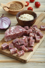 soppressata a cubetti con cipolla e salse varie su tavolo di cucina