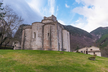 Fototapeta na wymiar Abbazia di San Vittore alle Chiuse (Italy) - A medieval village in stone with catholic abbey in the municipal og Genga, Marche region, beside 'Grotte di Frasassi' caves