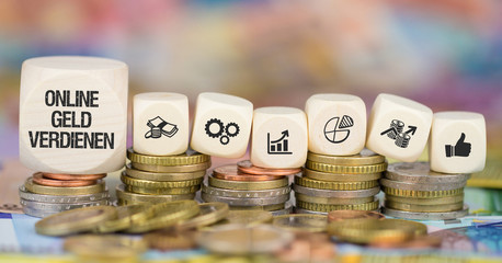 Online Geld verdienen / Münzenstapel mit Symbole