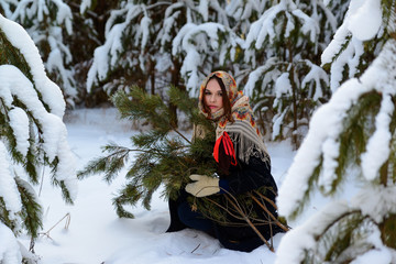 Девушка в зимнем лесу в очень холодную погоду. © tihonkalinin