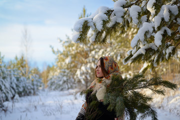 Девушка в зимнем лесу в очень холодную погоду. © tihonkalinin