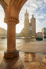 Krakow Market Square and St. Mary's Basilica - obrazy, fototapety, plakaty