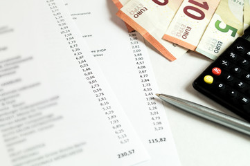 finanzen - euroscheine und abrechnung auf dem schreibtisch