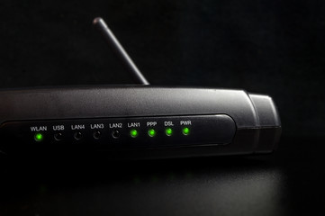 internet router gegen dunkeln hintergrund