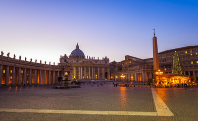 Place Saint-Pierre le soir, Vatican, Rome en Italie