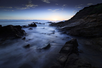 mer agitée sur la côte au coucher de soleil