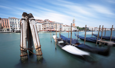 Sommerurlaub in Venedig mit Gondeln am Steg
