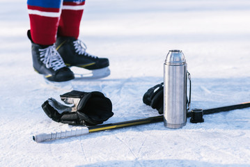 Naklejka premium hockey player drinks tea before the game