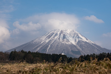 初冠雪の大山と空・雲の風景
