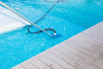 Swimming pool vacuum cleaner