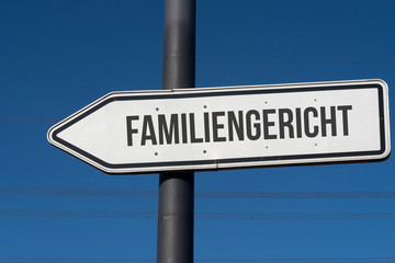 Obraz premium Ein Richtungspfeil zeigt auf Familiengericht