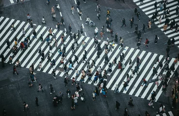 Türaufkleber Massen von Menschen, die die Straße in Tokio überqueren © oneinchpunch