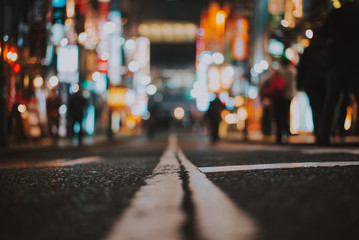 Makroansicht einer Straße in Tokio bei Nacht, Straßenfotografie