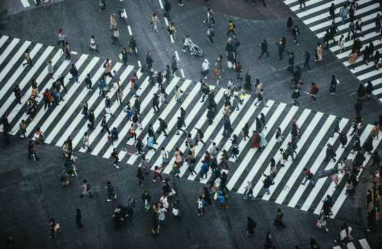 Mass of people crossing the street in Tokyo