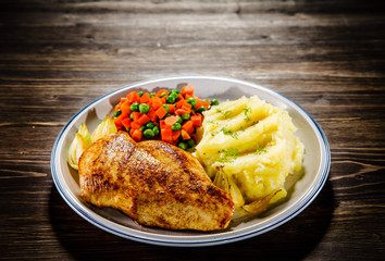 Grilled chicken fillet and vegetables